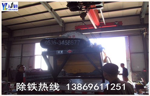 2.香蕉视频网址磁電專業生產各種設備 91香蕉视频污污,濕式磁選機,赤鐵礦磁選機,褐鐵礦磁選機,鏡鐵礦磁選機,錳礦磁選機等.擁有精良的加工設備,雄厚的科研力量,先進的工藝編排和現代化的管理,是磁選機設備定點生產企業.香蕉视频网址為客戶提供優質的售前技術服務,認真介紹各種設備的技術特點.要求及用途,為客戶提供詳盡的設備配置和合理的報價,在保證質量的前提下盡量降低客戶的投資成本.我廠有各類小型磁選機試驗設備,可為用戶免費做選礦試驗.